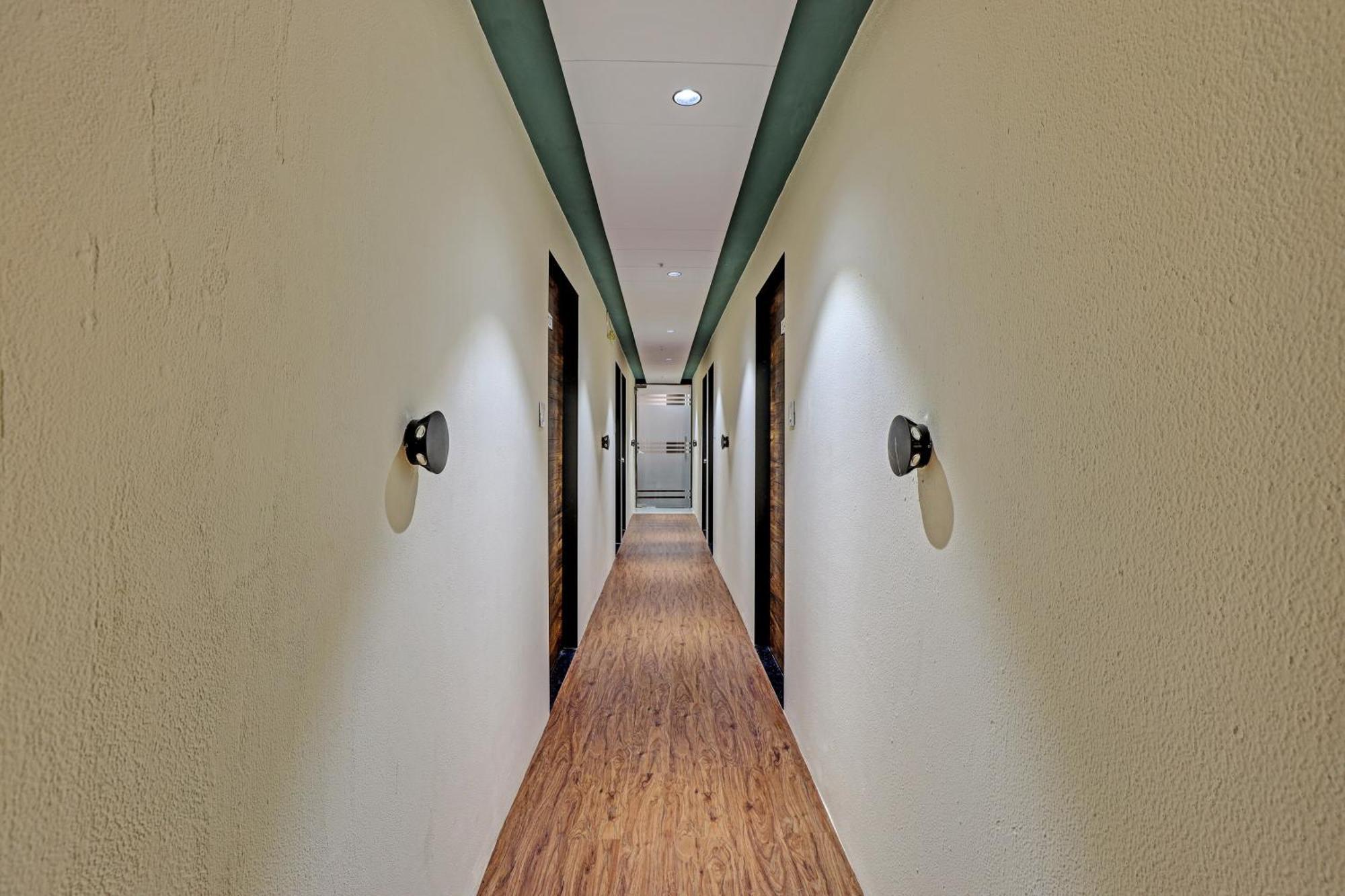 Collection O Hotel Swarg Σουράτ Εξωτερικό φωτογραφία