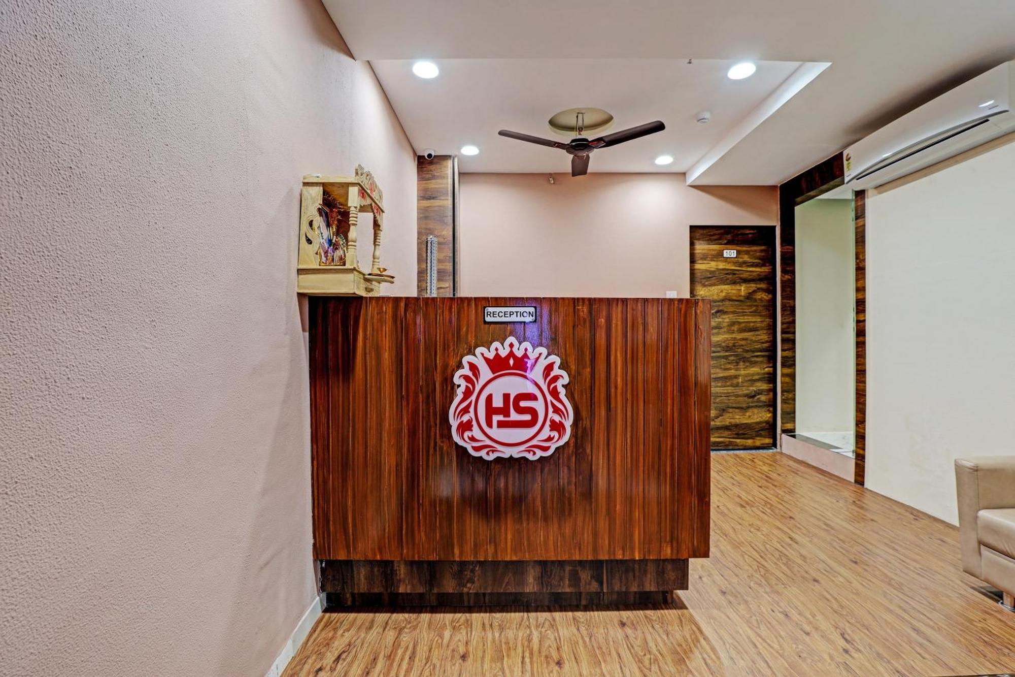 Collection O Hotel Swarg Σουράτ Εξωτερικό φωτογραφία