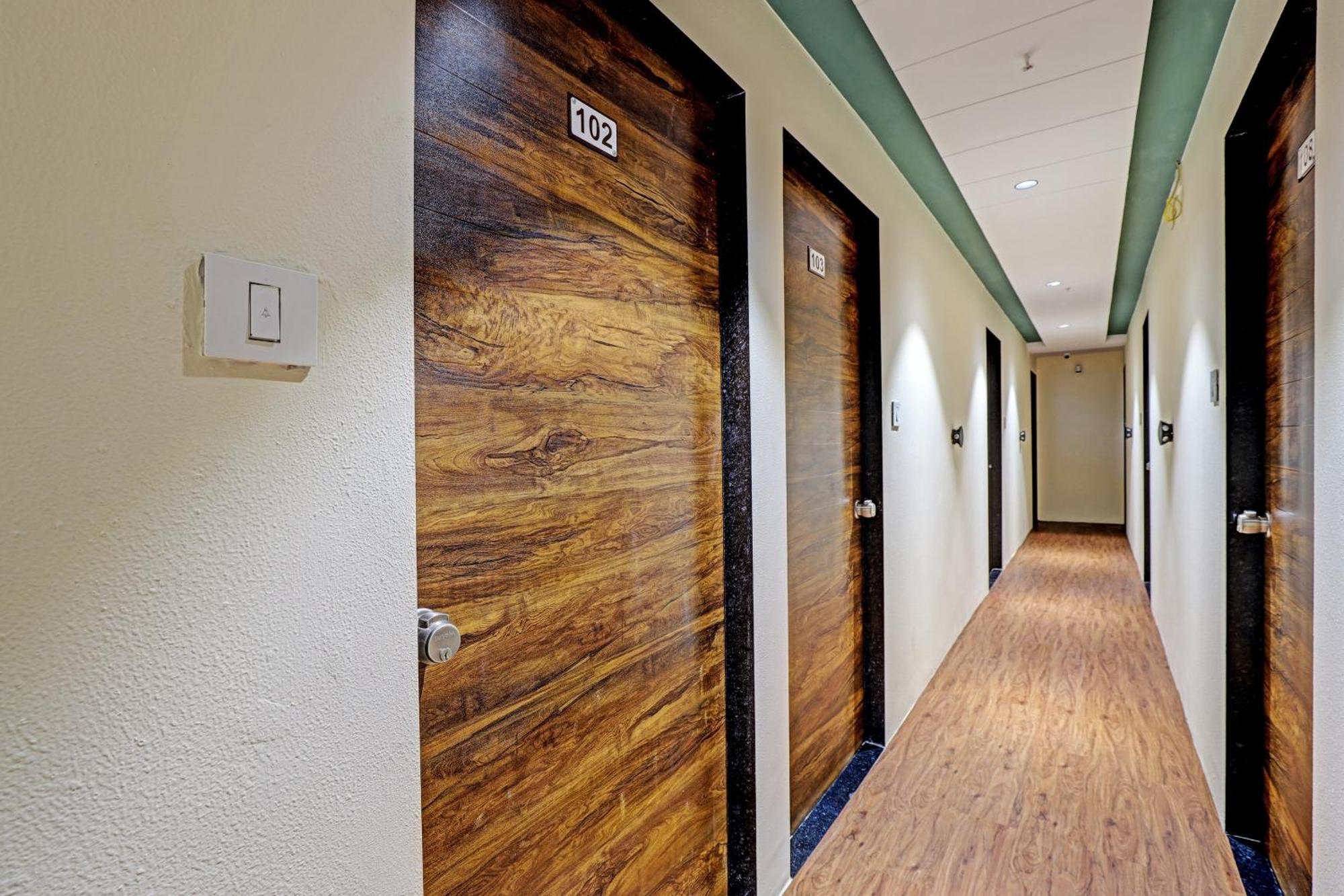 Collection O Hotel Swarg Σουράτ Εξωτερικό φωτογραφία