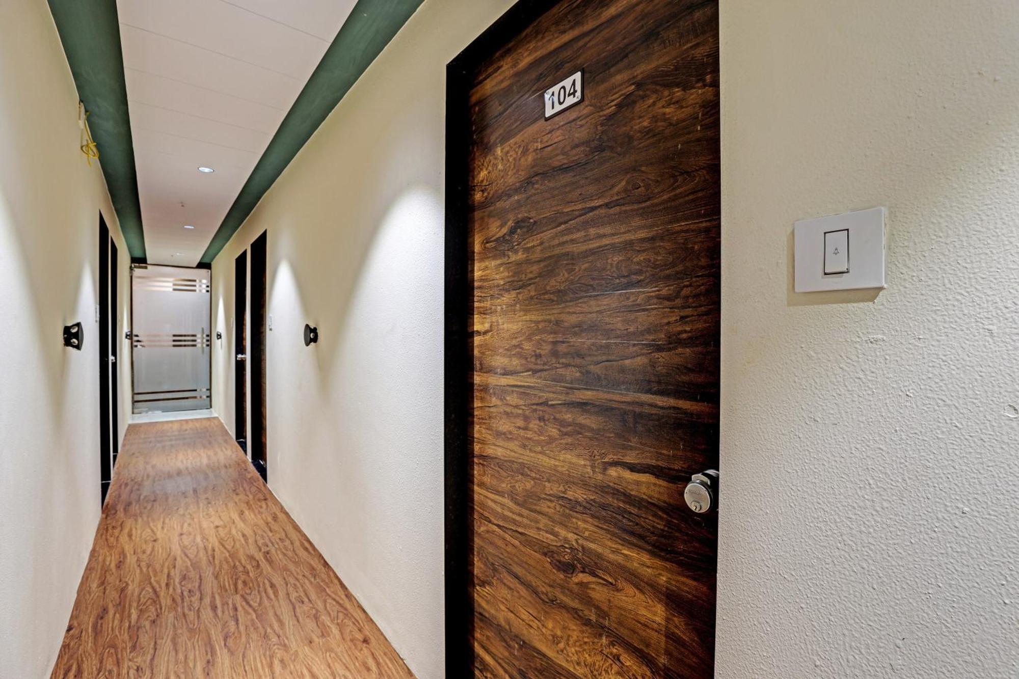Collection O Hotel Swarg Σουράτ Εξωτερικό φωτογραφία