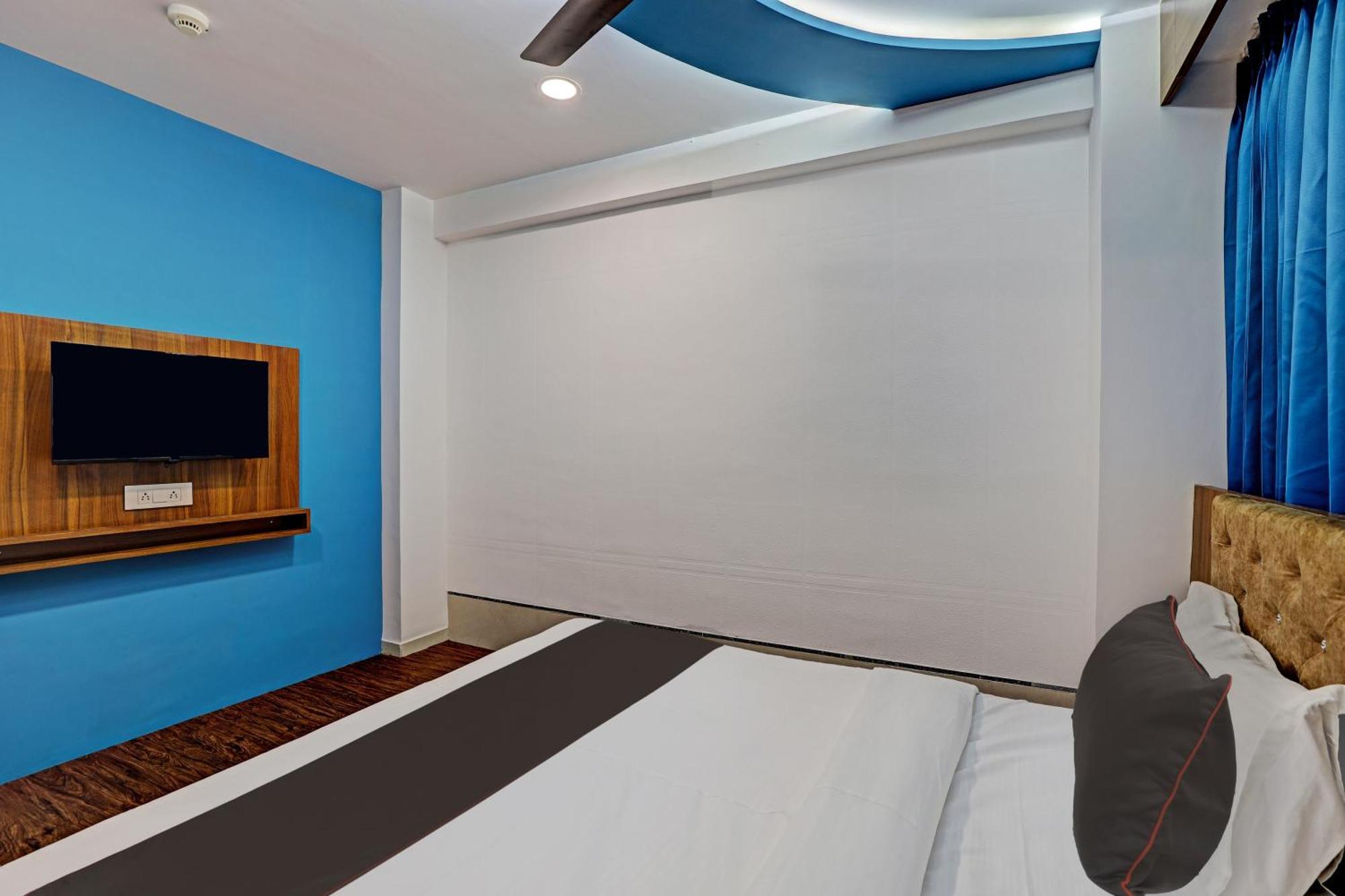 Collection O Hotel Swarg Σουράτ Εξωτερικό φωτογραφία