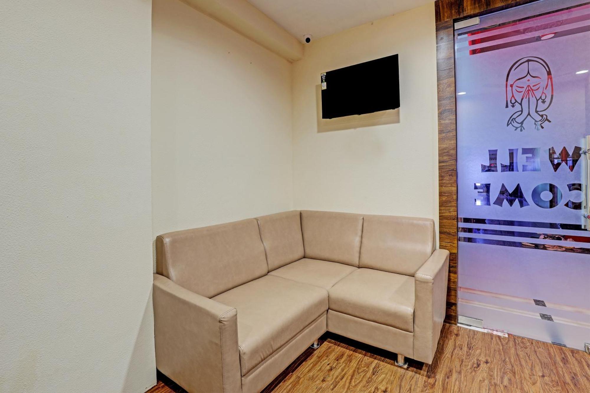 Collection O Hotel Swarg Σουράτ Εξωτερικό φωτογραφία